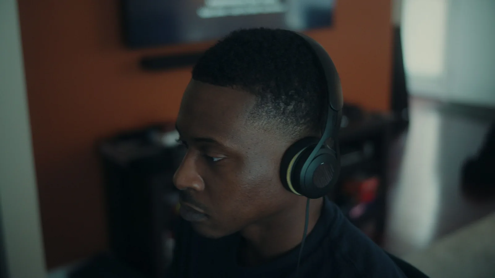 How To Set Up Headphones For Focused Work Without Overcomplicating The App cover image